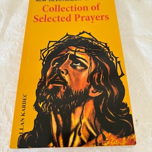 Könnte beinhalten: Ein gelber Buchumschlag mit dem Titel "New Devotional Spiritist Collection of Selected Prayers" und einer Schwarzweißillustration von Jesus mit Dornenkrone.