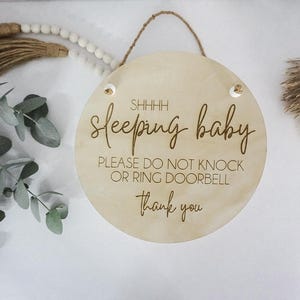 Shhh Baby schläft Schild - rundes Kinderzimmer-Türschild aus Holz