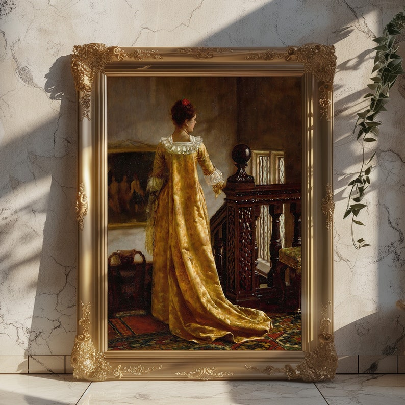 Op de afbeelding: Een ingelijst schilderij van een vrouw in een lange, gouden jurk met een bloemenpatroon, staande bij een houten trap. De sierlijke gouden lijst omringt het kunstwerk, dat tegen een getextureerde muur staat. Een klein schilderij is zichtbaar.