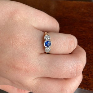 Art-deco ring met natuurlijke saffier en diamant