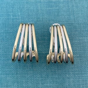 Orecchini a cerchio bicolore in oro massiccio &quot;J&quot; con chiusura Omega