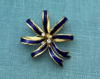 Vintage emaille blauw lint broche met natuurlijke diamantaccenten in 18K geel goud