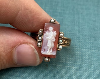 Anello vittoriano in oro giallo 14 carati con cammeo in corniola e perla