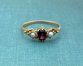 Antique Garnet and Natural Pearl Ring 18K Yellow Gold