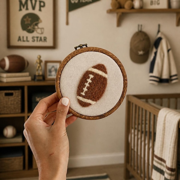 Cerceau de football personnalisé pour chambre d'enfant | Plaque nominative en feutre aiguilleté | Décoration garçon | Cadeau baby shower | Sport