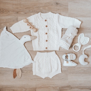 Custom Baby Shower Gift Set | Personalized Newborn Bundle for New Parents | Gender-Neutral New Baby Gift Box | Knit Set | Montessori Toy