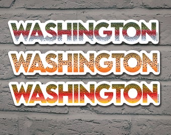 Könnte beinhalten: Drei Aufkleber mit dem Wort "WASHINGTON" in einem Regenbogenforellenmuster. Die Aufkleber sind weiß mit schwarzem Rand. Der obere Aufkleber ist blau, grün und rot. Der mittlere Aufkleber ist orange, gelb und rot. Der untere Aufkleber ist rot, orange und gelb. Der Text "@TROUTSTATELINES" befindet sich in der unteren rechten Ecke.