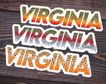 Könnte beinhalten: Drei Vinyl-Aufkleber mit dem Wort "VIRGINIA" in weißen Buchstaben auf einem Hintergrund mit Forellenmuster. Der obere Aufkleber hat ein gelbes, orangefarbenes und braunes Muster. Der mittlere Aufkleber hat ein grünes, rotes und graues Muster. Der untere Aufkleber hat ein braunes und orangefarbenes Muster. Die Aufkleber befinden sich auf einem braunen Holzhintergrund. Der Text "@TROUTSTATELINES" befindet sich am unteren Rand des Bildes.