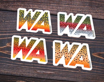 Könnte beinhalten: Vier Aufkleber-Designs mit dem Wort "WA" in einer fetten, schrägen Schriftart. Jeder Aufkleber hat ein anderes Muster aus Forellenschuppen in verschiedenen Farbtönen von Orange, Gelb, Rot und Braun. Die Aufkleber befinden sich auf einem Holzgrund. Der Text "@TROUTSTATELINES" befindet sich am unteren Rand des Bildes.