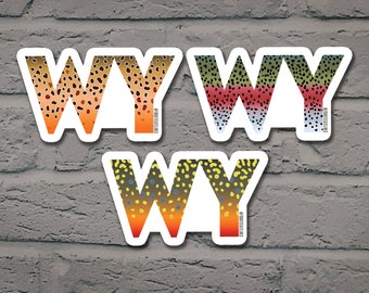 Könnte beinhalten: Drei Vinyl-Aufkleber mit den Buchstaben "WY" in fetter, weißer Schrift. Jeder Aufkleber zeigt ein anderes Muster aus Forellenschuppen in verschiedenen Farben, darunter Braun, Orange, Gelb, Grün, Blau, Rot und Weiß.