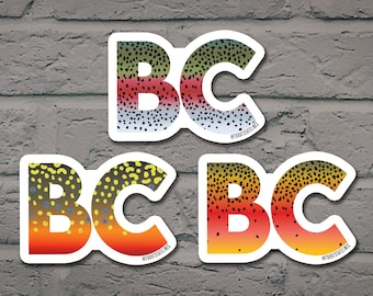 Könnte beinhalten: Zwei Sätze Aufkleber mit den Buchstaben "BC" in einer fetten, weißen Umrandung. Die Buchstaben sind mit einem bunten Muster gefüllt, das einem Forellenfisch ähnelt. Die Aufkleber befinden sich auf einem grauen Ziegelhintergrund. Der Text "@troutstatelines" befindet sich am unteren Rand des Bildes.