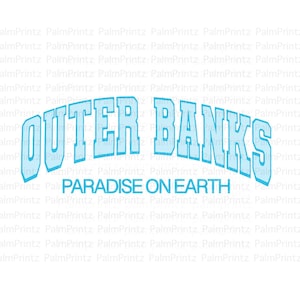 Puede incluir: Un gráfico azul claro con el texto "OUTER BANKS" en una fuente grande y en negrita. El texto está arqueado y tiene un contorno blanco. Debajo del texto está la frase "PARADISE ON EARTH" en una fuente más pequeña y en blanco.