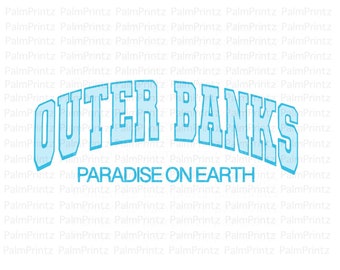 Può includere: Una grafica blu chiaro con il testo "OUTER BANKS" in un grande carattere in grassetto. Il testo è arcuato e ha un contorno bianco. Sotto il testo c'è la frase "PARADISE ON EARTH" in un carattere più piccolo e bianco.