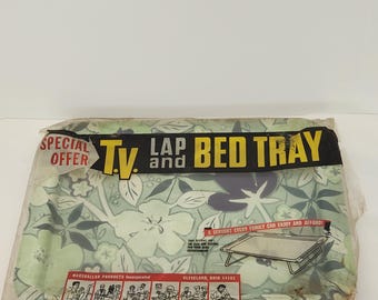 VTG NOS metalen tv-schoot en bedblad in originele geniete plastic verpakking, avocadogroene bloemen, poten opgevouwen, circa 17 x 12 inch