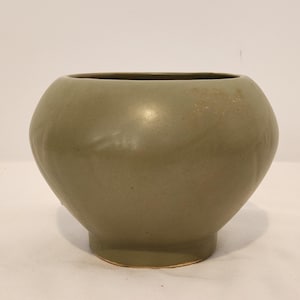 Vtg 1960s McCoy Pottery Mid Century Floraline #415 Planter Vase, Matte Drab Green Dark Sage, Abstract Embossed Aztec Angel Fish Design, USA