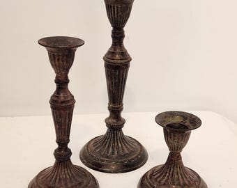 Ensemble de 3 chandeliers à trois niveaux en laiton massif, vintage années 1980, fabriqués en Inde. Détails finement travaillés, aspect neuf.