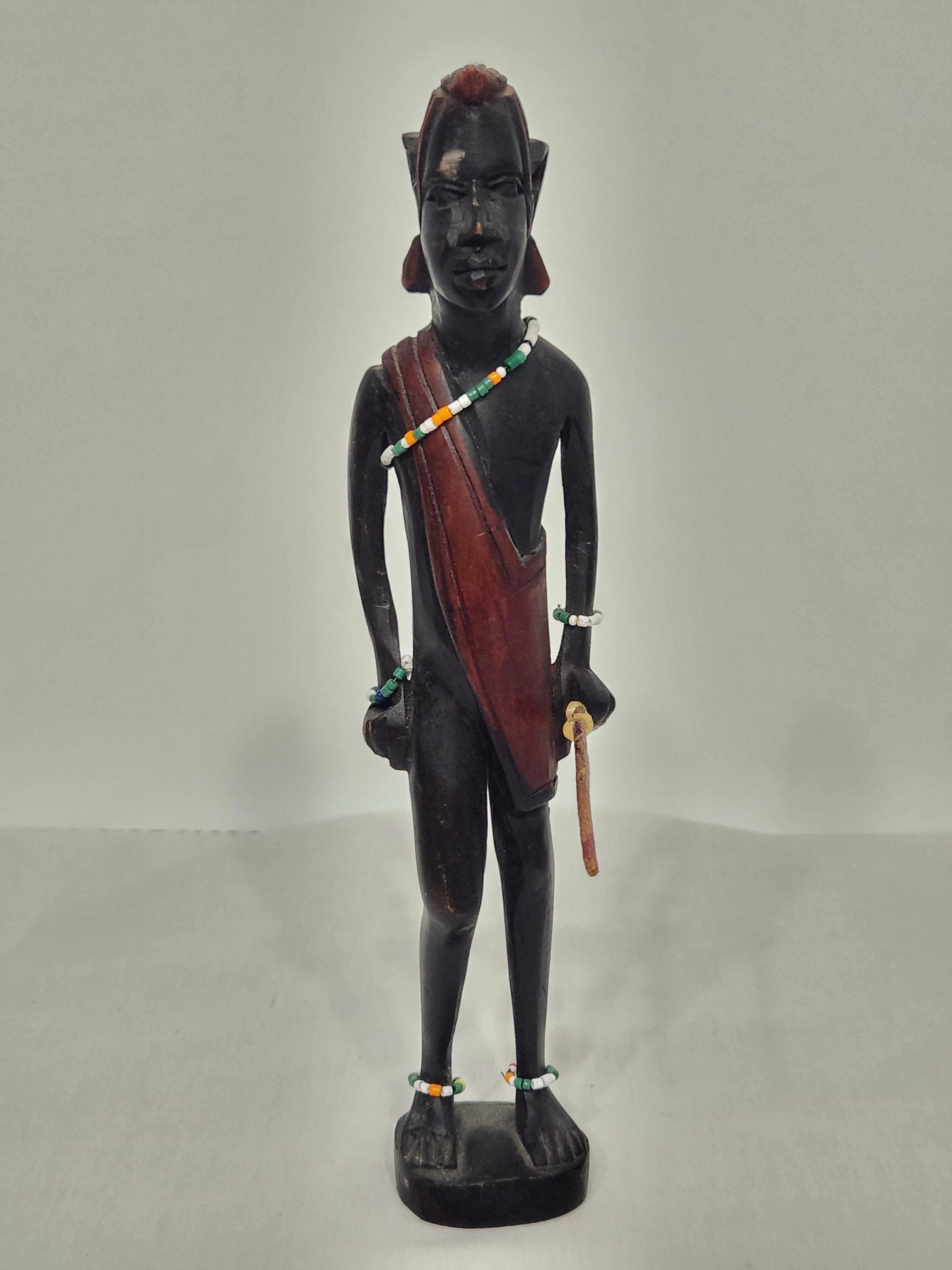 アフリカの手彫りの無垢材製マサイ族の戦士ハンター像、槍と