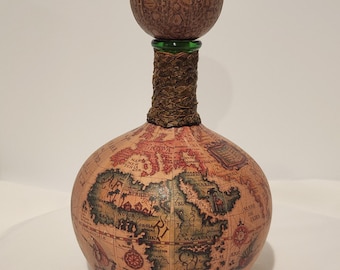 Decantador de botella de vidrio verde vintage italiano forrado en cuero con mapa del Viejo Mundo y tapón forrado en cuero, ideal para whisky, mide aproximadamente 26,7 cm de alto.