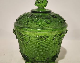 Plato de compota/dulce Jeannette Glass de los años 60, color verde vibrante, color verde cosecha, con tapa, 122 cm de alto, hojas de vid, aproximadamente 14,6 cm de alto x 11,4 cm de ancho.