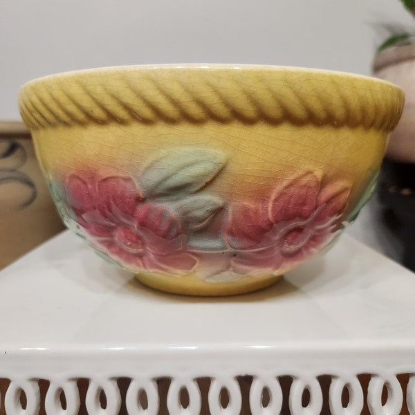 Bol de mélange de poterie de coque, fond jaune Sunglow, floral rose avec feuilles vertes. Bord côtelé