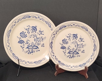7-teiliges Vintage-Set von Corning Corelle mit blauem Blumenmuster und Zwiebelmotiv (Donau-Zwiebel), bestehend aus 3 Speisetellern (26 cm Durchmesser) und 4 Frühstückstellern (23 cm Durchmesser). Jedes Set wird separat verkauft.