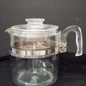 Pyrex 1950er Jahre Flameware Kaffee Perkolator Topf 7759 9 Tassen Komplett, alles original, keine Chips, Griff fest, ca 8 &quot;hoch, 9 &quot;&quot;lang, 6&quot; breit.&quot;