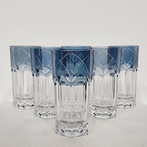 Könnte beinhalten: Sechs klare Highball-Gläser mit blauem Rautenmuster am oberen Rand. Die Gläser haben einen facettierten Boden und vertikale Linien an den Seiten. Das Blau ist ein tiefer, satter Farbton.