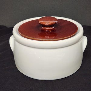 Vintage McCoy Pottery Bean Pot Crock blanc avec couvercle brun émaillé goutte à goutte, couvercle à bouton, 2 poignées latérales, # 1421, environ 5,5 pouces de haut, 7,5 pouces de diamètre