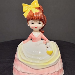 Vaso in ceramica Inarco E-2395 da donna, abito rosa, borsa con nastro giallo, capelli castani, anni &#39;60, prodotto in Giappone, circa 15 cm di altezza, 11,4 cm di larghezza