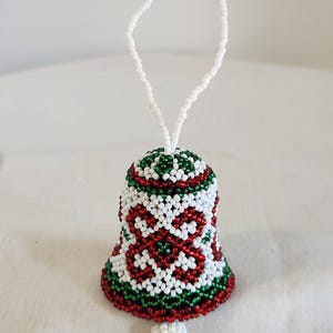 Vintage handpärlade glaspärlor julklocka ornament, vit/grön, utmärkt skick, inga saknas, ca 15 cm hög, 7,5 cm klocka, 5 cm bred