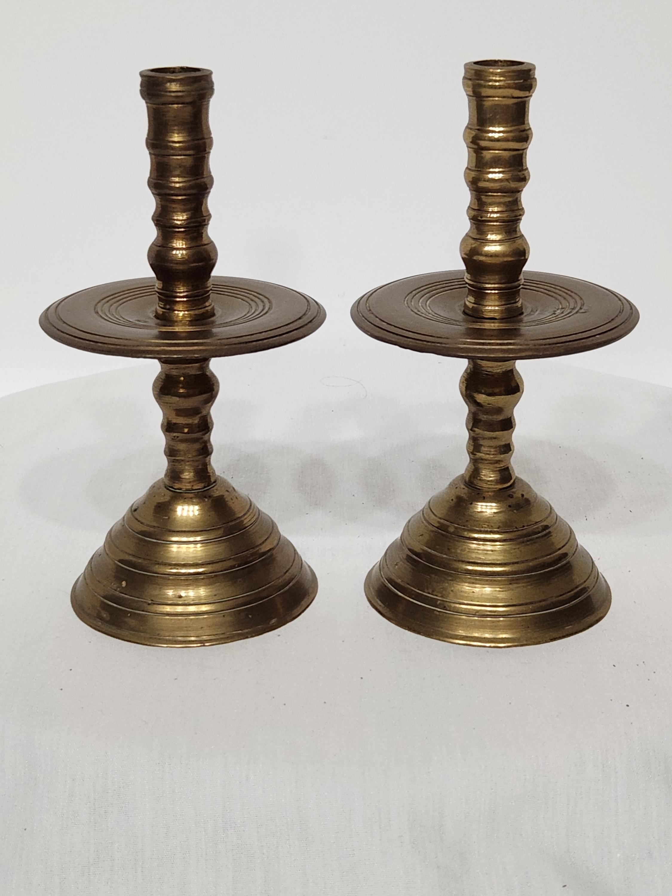 重厚な真鍮製のトランペット ベース キャンドル ホルダー、高さ 7