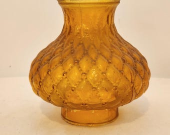 Vintage 1950er Jahre bernsteinfarbener, geflammter Glas-Lampenschirm mit gestepptem, rautenförmigem Muster, bauchig, mit gewelltem oberen Rand, geringfügiger Farbabrieb an der Fassung