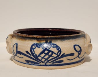 ¿Bol de cerámica vintage Rowe Pottery Works? Bol bajo de gres vidriado con sal, corazón azul pintado a mano, 2 asas laterales, interior vidriado marrón, aproximadamente 20 cm de diámetro.