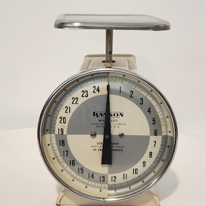 VTG Hanson Modell 1371 Gebrauchswaage, 25 Pfund, cremefarbene Emaille, Chromplattform, glasüberzogenes Display, funktioniert wie gewünscht, ca 9,5 "hoch