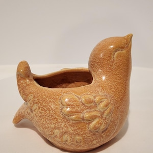 Maceta vintage Hull Pottery F474, modelo Song Love Bird Dove Planter, acabado mate salpicado en tonos naranja y melocotón, excelente estado, aproximadamente 15 cm de largo.