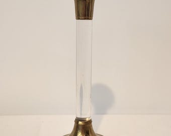 Vintage 1970-tals MCM ljusstake i klar lucit och massiv mässing, koniskt ljus, Hollywood Regency, akryl, ca 20 cm hög, 7,5 cm bred nedtill