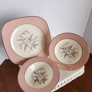 11 pezzi Homer Laughlin Barclay Cavalier Eggshell, 4 piccoli piatti quadrati, 3 ciotole Fruit Berry, 4 piattini, bordo rosa USA, foglie grigie