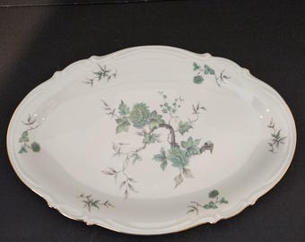 Bandeja para servir de 33 cm (13") de la marca Z & Co, Tirschenreuth, Baviera, Alemania, modelo Jana. Borde ondulado verde Ming y remate y ribete dorados. Medidas aproximadas: 33 cm (13").