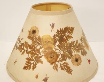Pantalla de lámpara vintage de papel con flores secas prensadas, flores amarillas, rojas y azules, helechos, clip metálico para bombilla, aproximadamente 16,5 cm de alto, 10 cm de diámetro en la parte superior y 25,4 cm de diámetro en la parte inferior.