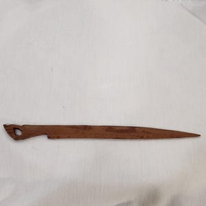 Abridor de cartas de madeira com pássaro esculpido à mão no cabo, aproximadamente 28 cm de comprimento e 2,5 cm de largura