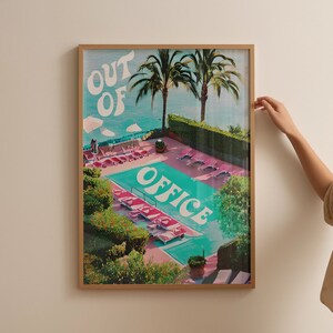 Decoración de dopamina "Fuera de la oficina" - Impresión rosa de la Costa Amalfitana: Decoración de dormitorio con estética de chica suave / Póster preppy - Arte de pared para dormitorio