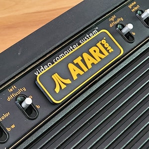Atari 2600 カートリッジ スロット ダスト カバー - ヘビー/ライト Sixer バージョン - イエロー