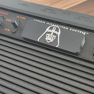 Atari 2600 / 2600+ カートリッジ スロット ダスト カバー - ダース ベイダー バージョン - ロゴのみ