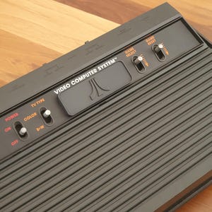 Atari 2600 カートリッジ スロット ダスト カバー - オール ブラック デザイン