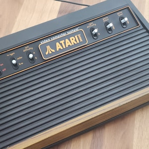 Atari 2600 カートリッジ スロット ダスト カバー - ヘビー/ライト Sixer バージョン - オレンジ