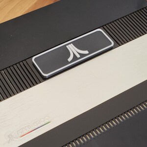 Atari 5200 カートリッジ スロット ダスト カバー - ブラックとシルバー - ロゴのみ