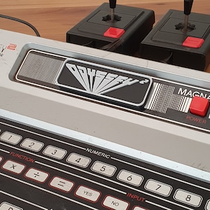 Magnavox Odyssey 2 カートリッジ スロット ダスト カバー - Odyssey 2 ロゴ