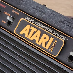 Atari 2600+ (Plus) カートリッジスロット ダストカバー - Plus ロゴ