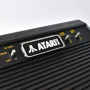 Atari 2600 / 2600+ カートリッジ スロット ダスト カバー - 4 スイッチ バージョン - BW