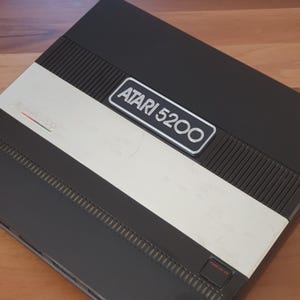 Atari 5200 カートリッジ スロット ダスト カバー - ブラックとシルバー - テキストのみ